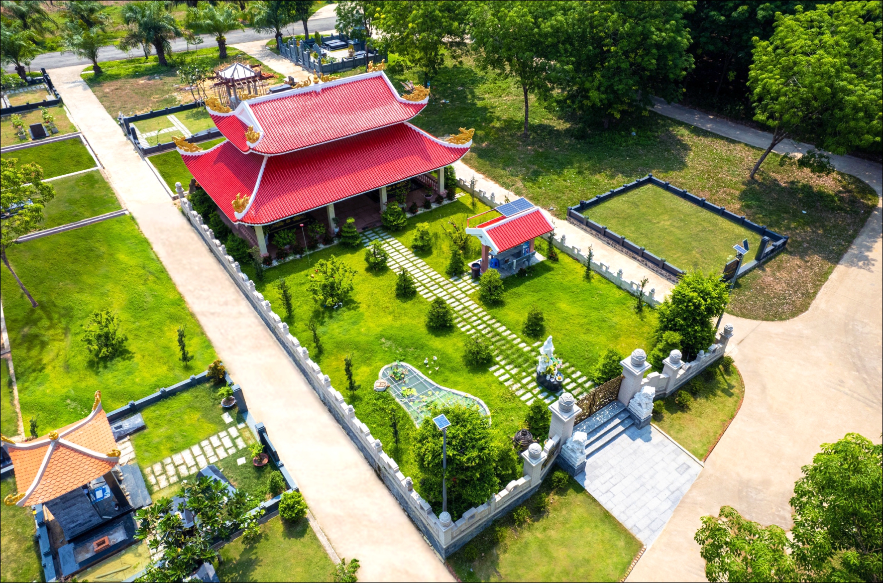 Khu mo gia toc Truc Lam Bich Thuy voi canh quan rung tre xanh mat - ảnh 1