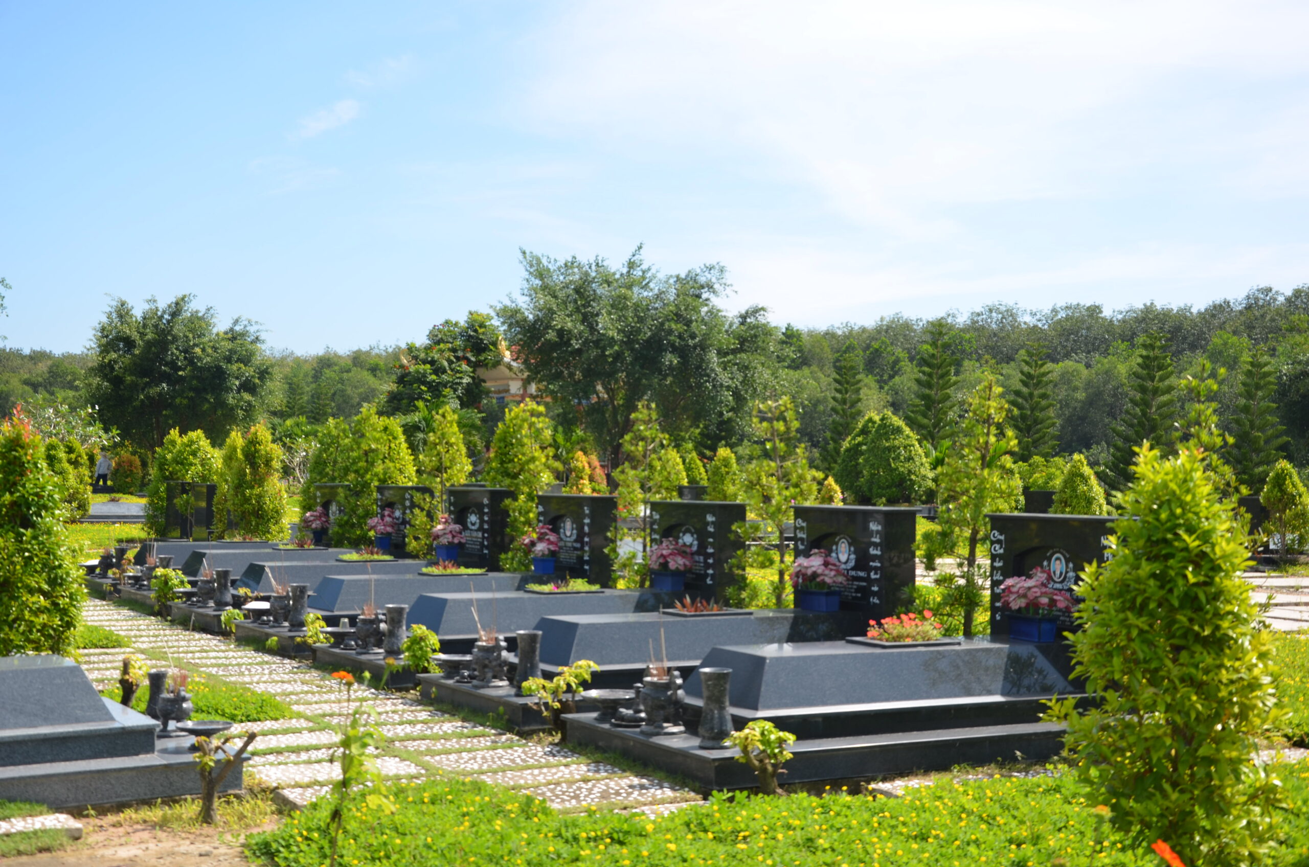 Khu mo don doi Hoa Vien Binh Duong voi canh quan trang trong - ảnh 2
